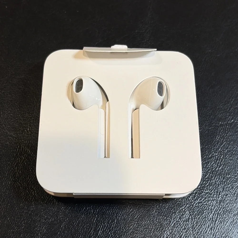 Apple EarPods White In-Ear Lightning Connector Built-in Microphone
